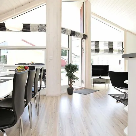 Four-bedroom Holiday In 3
